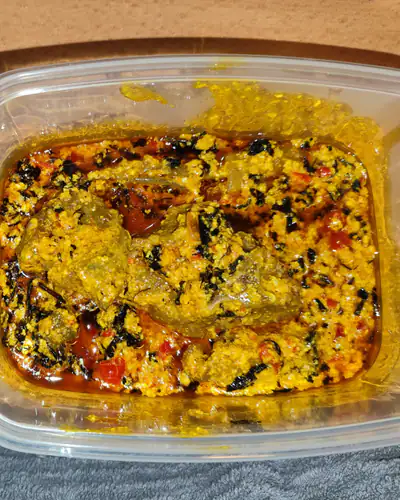 Egusi o okra con fufu, garri o semo