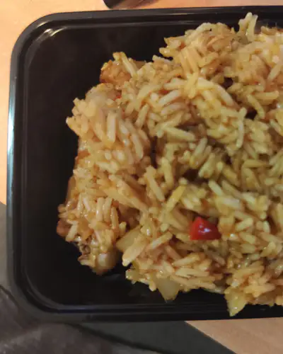 Riso jollof o fritto con pollo