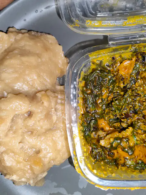 Pounded yam e zuppa di verdure