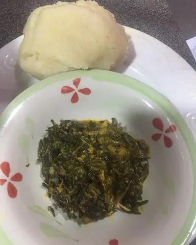 Ofe Onugbu (bitterleaf) con fufu, garri o semo